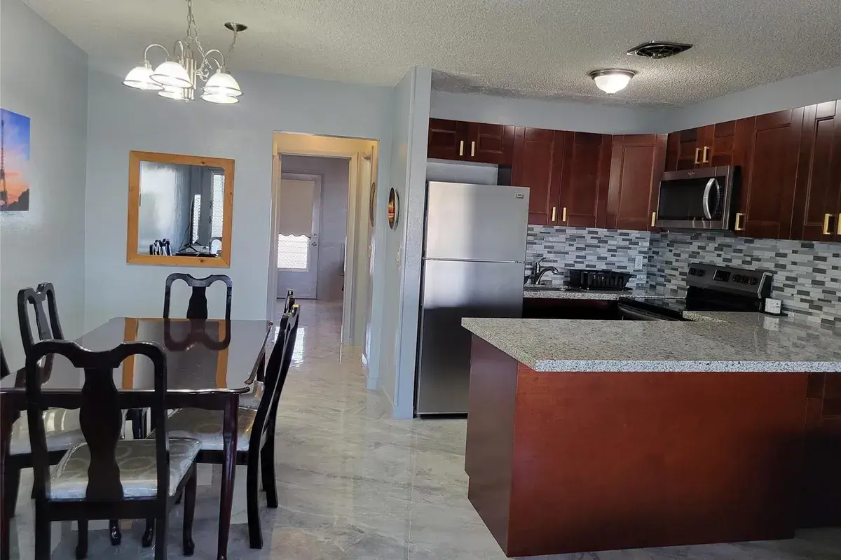 800 SW 11th Avenue # 17, Hallandale Beach FL 33009