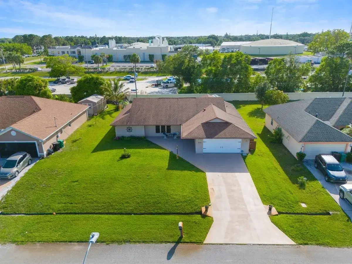 886 S E O'Donnell Lane, Port St. Lucie FL 34983 photo 4