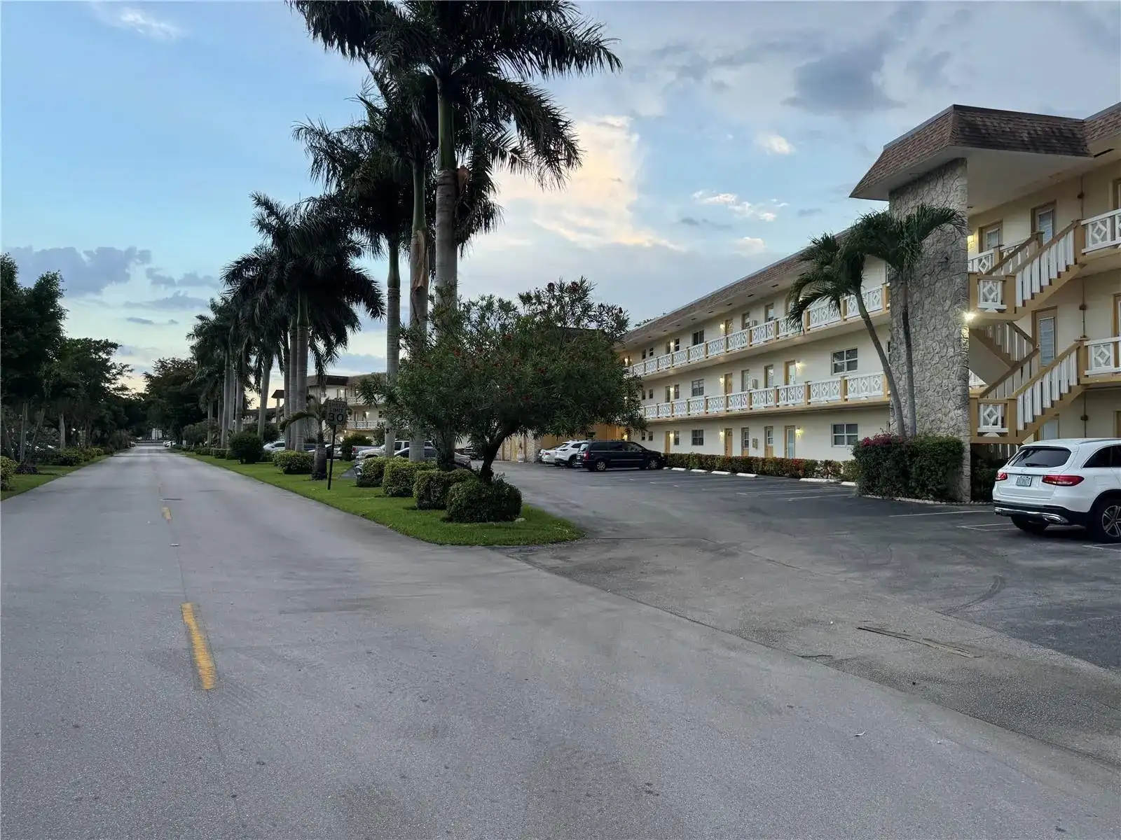 5111 W Oakland Park Boulevard # 307, Lauderdale Lakes FL 33313