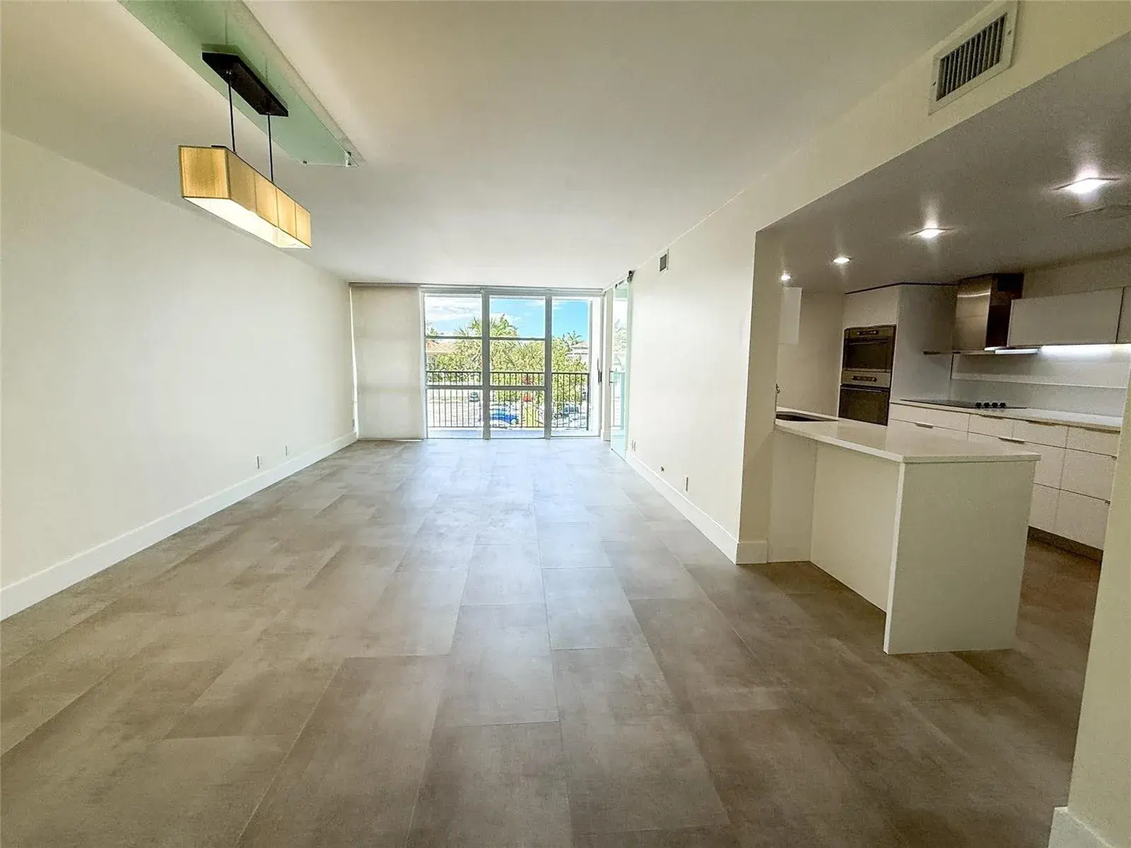 1000 Parkview Drive # 319, Hallandale Beach FL 33009