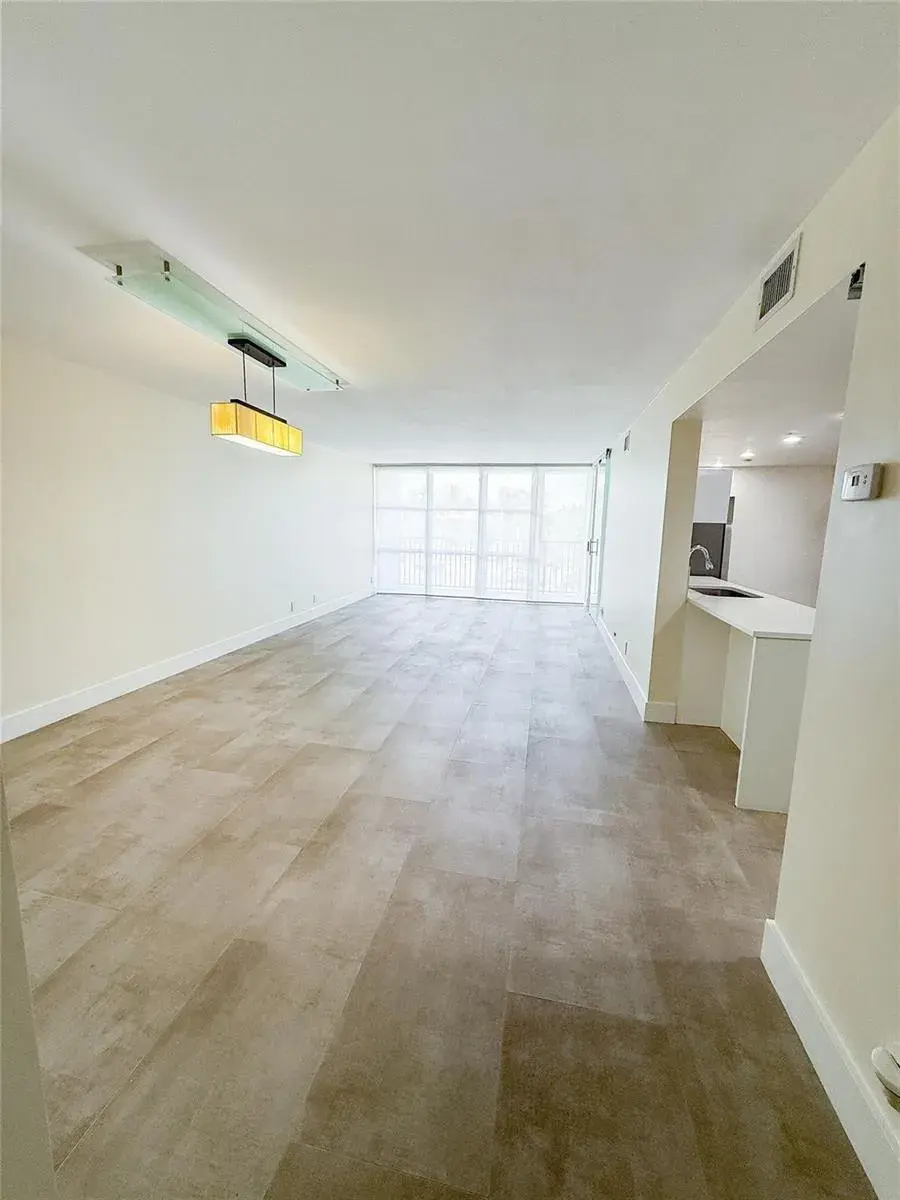 1000 Parkview Drive # 319, Hallandale Beach FL 33009