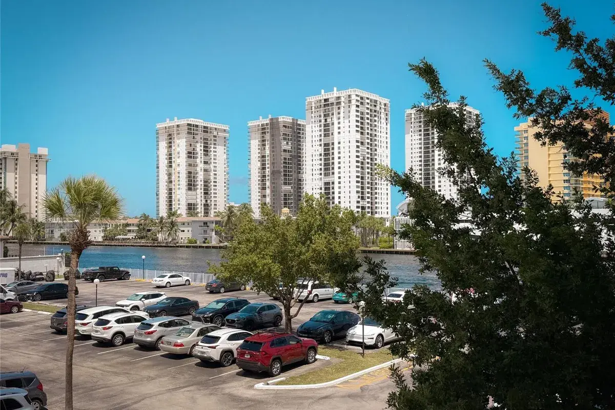 1000 Parkview Drive # 319, Hallandale Beach FL 33009