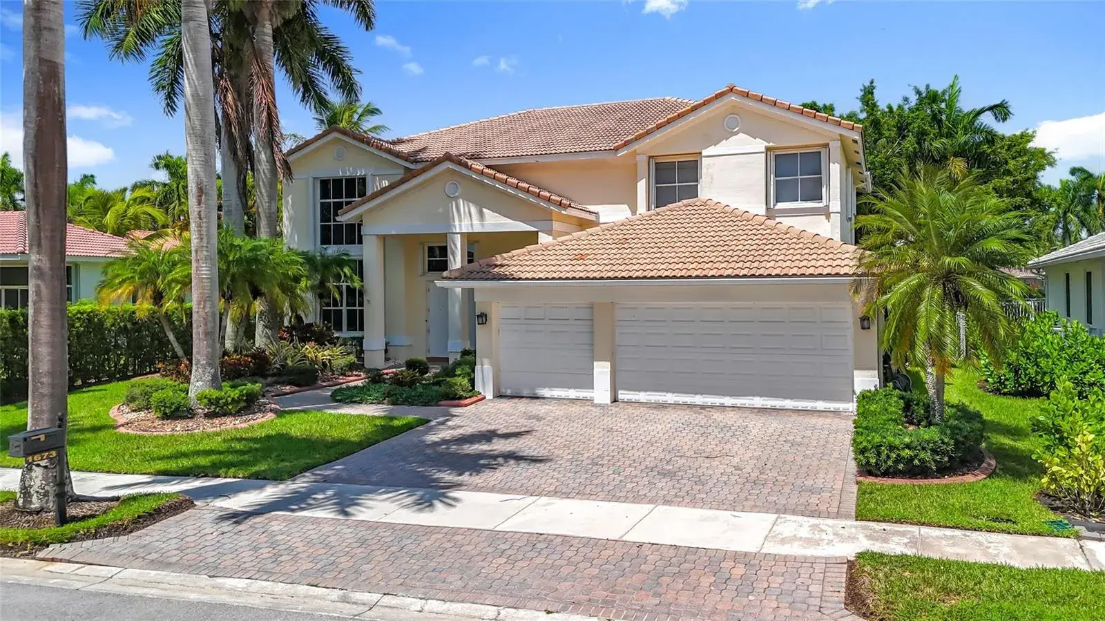 1673 Victoria Pointe Circle, Weston FL 33327