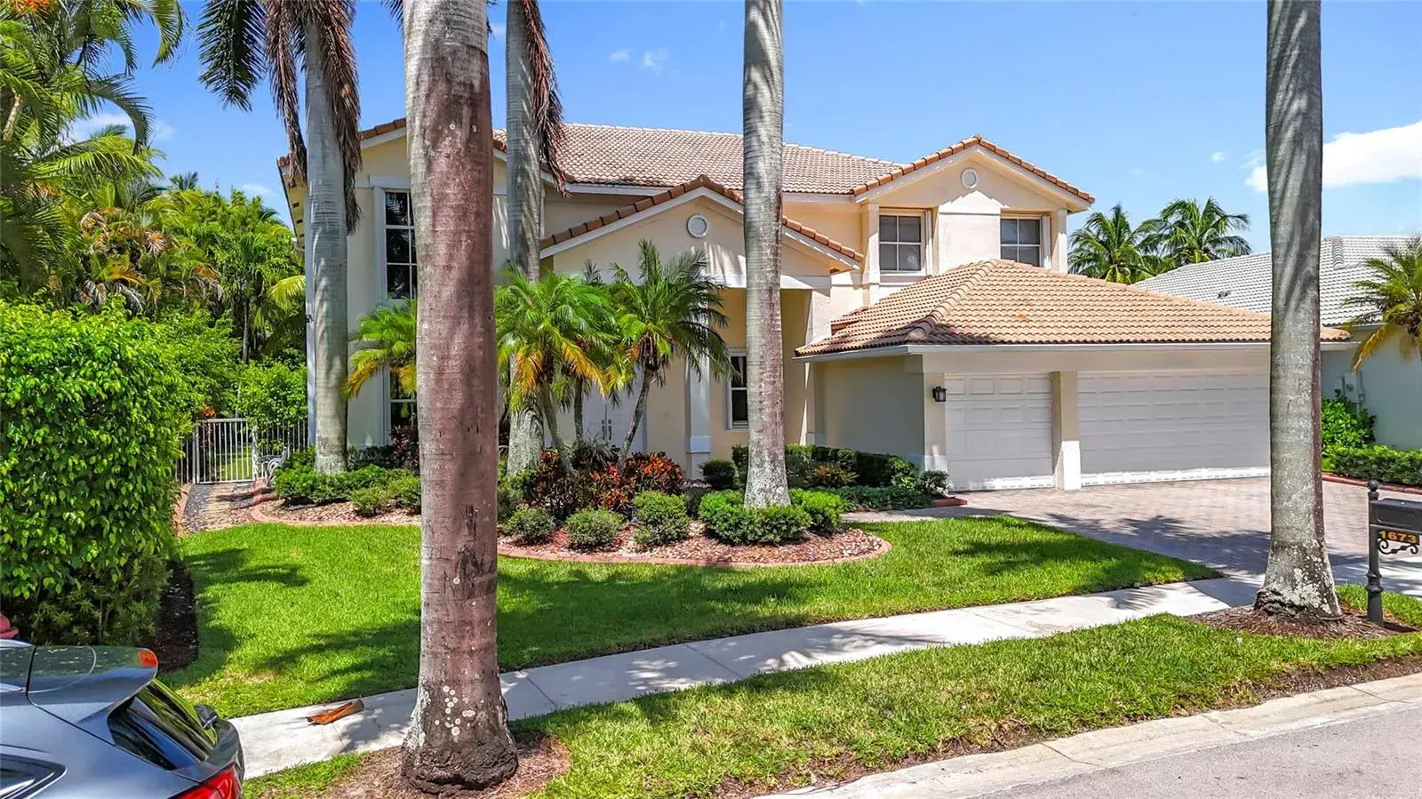 1673 Victoria Pointe Circle, Weston FL 33327