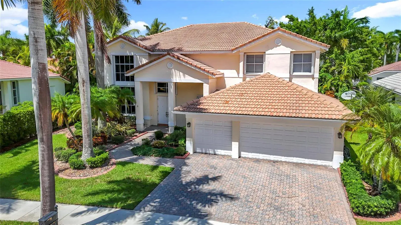 1673 Victoria Pointe Circle, Weston FL 33327