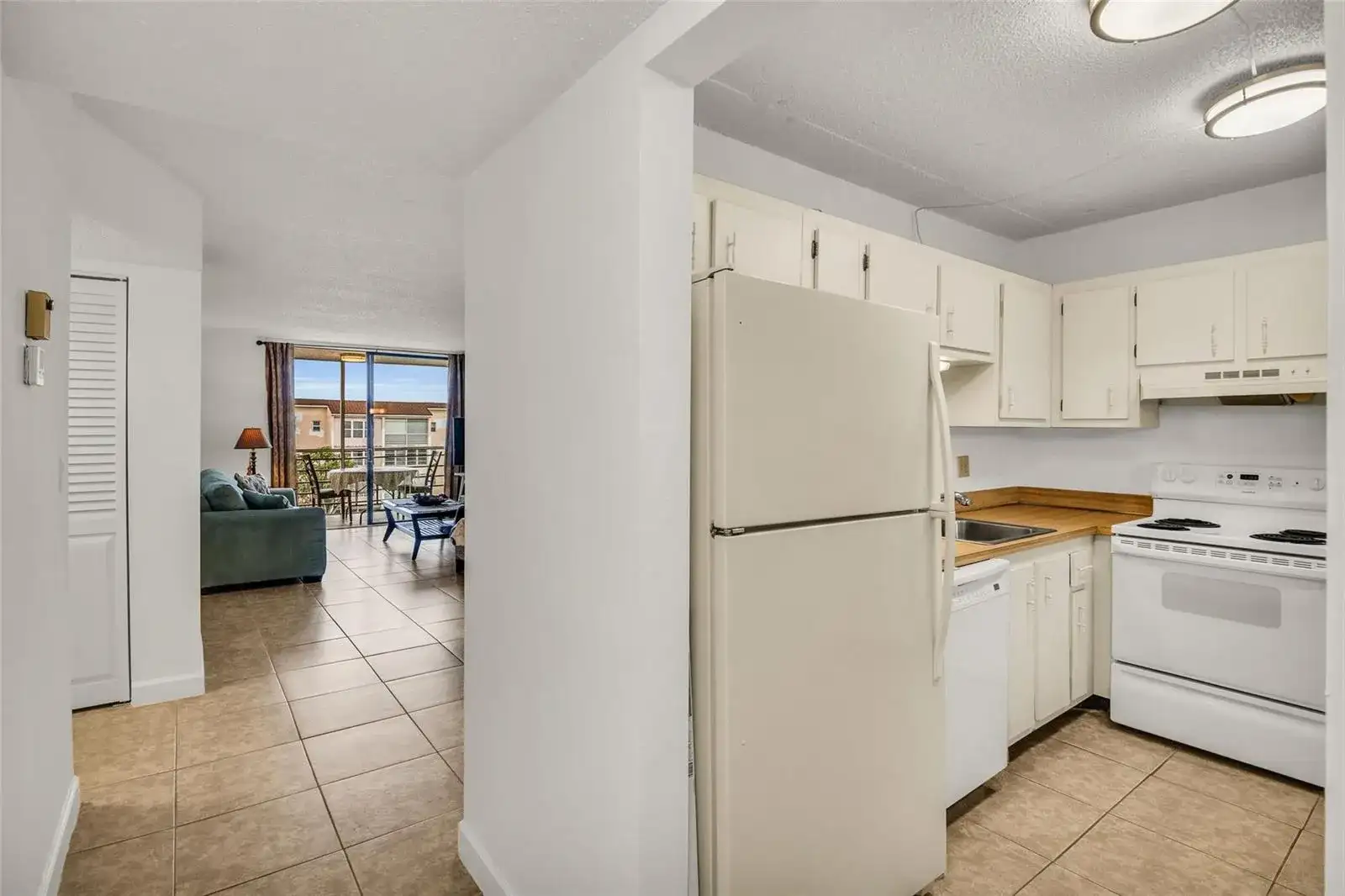 2840 Somerset Drive # 403, Lauderdale Lakes FL 33311 photo 3