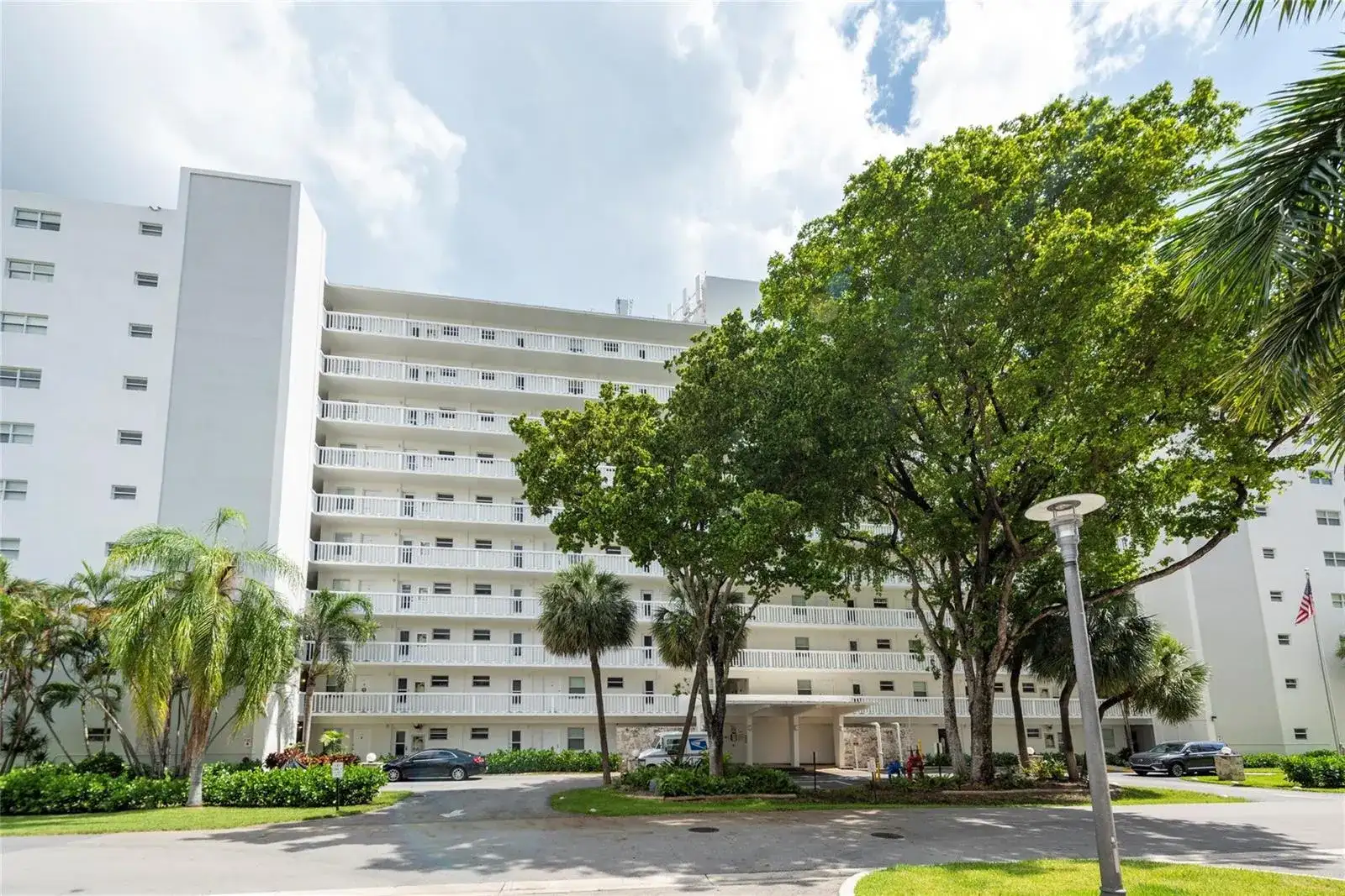 2555 NE 11th Street # 302, Fort Lauderdale FL 33304 photo 2