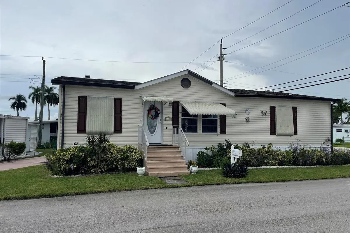 8580 SW 17th Street, Davie FL 33324