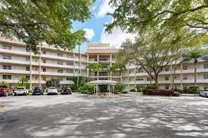 3800 Oaks Clubhouse Drive # 110, Pompano Beach FL 33069