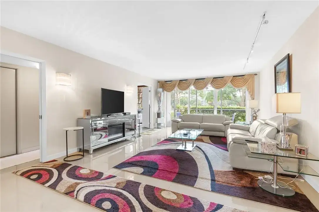 3800 Oaks Clubhouse Drive # 110, Pompano Beach FL 33069 photo 2