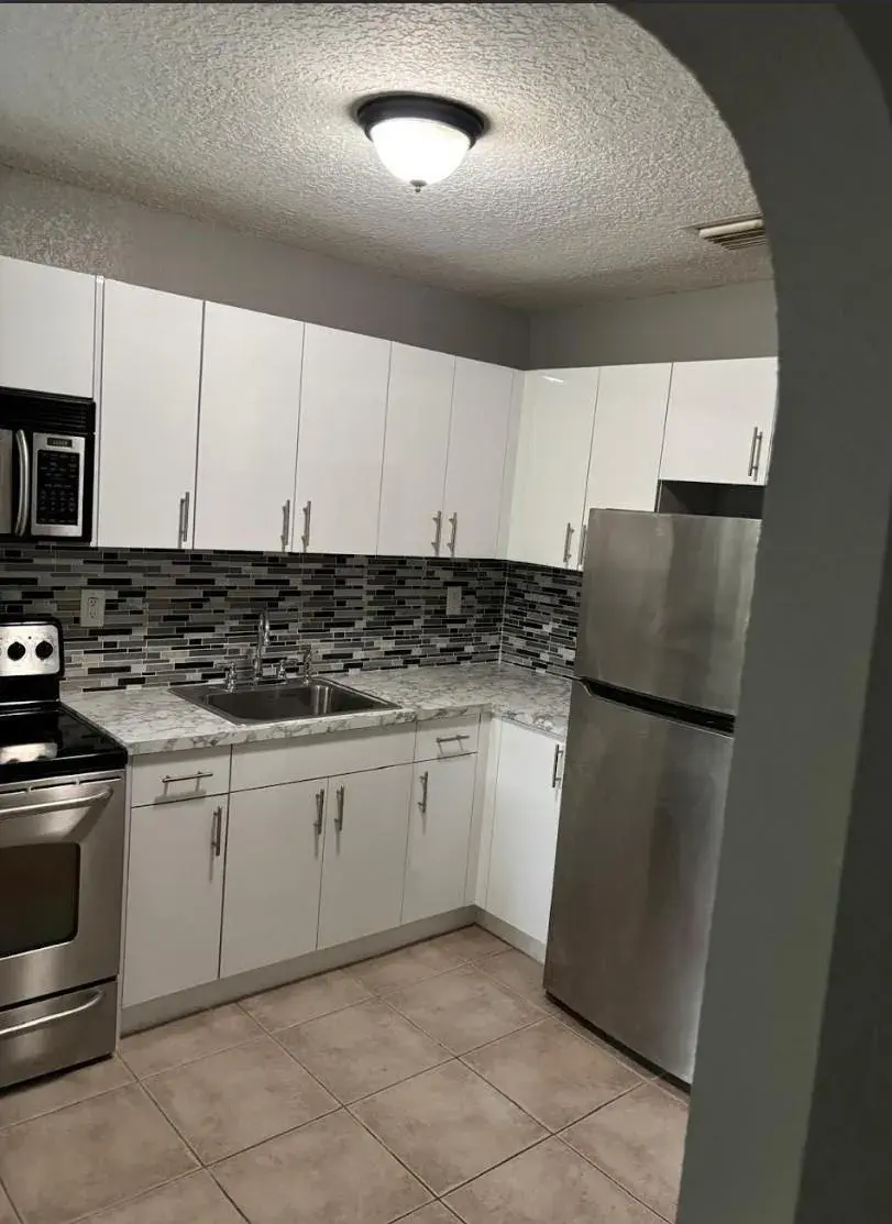 407 SE 3rd Avenue # B, Hallandale Beach FL 33009
