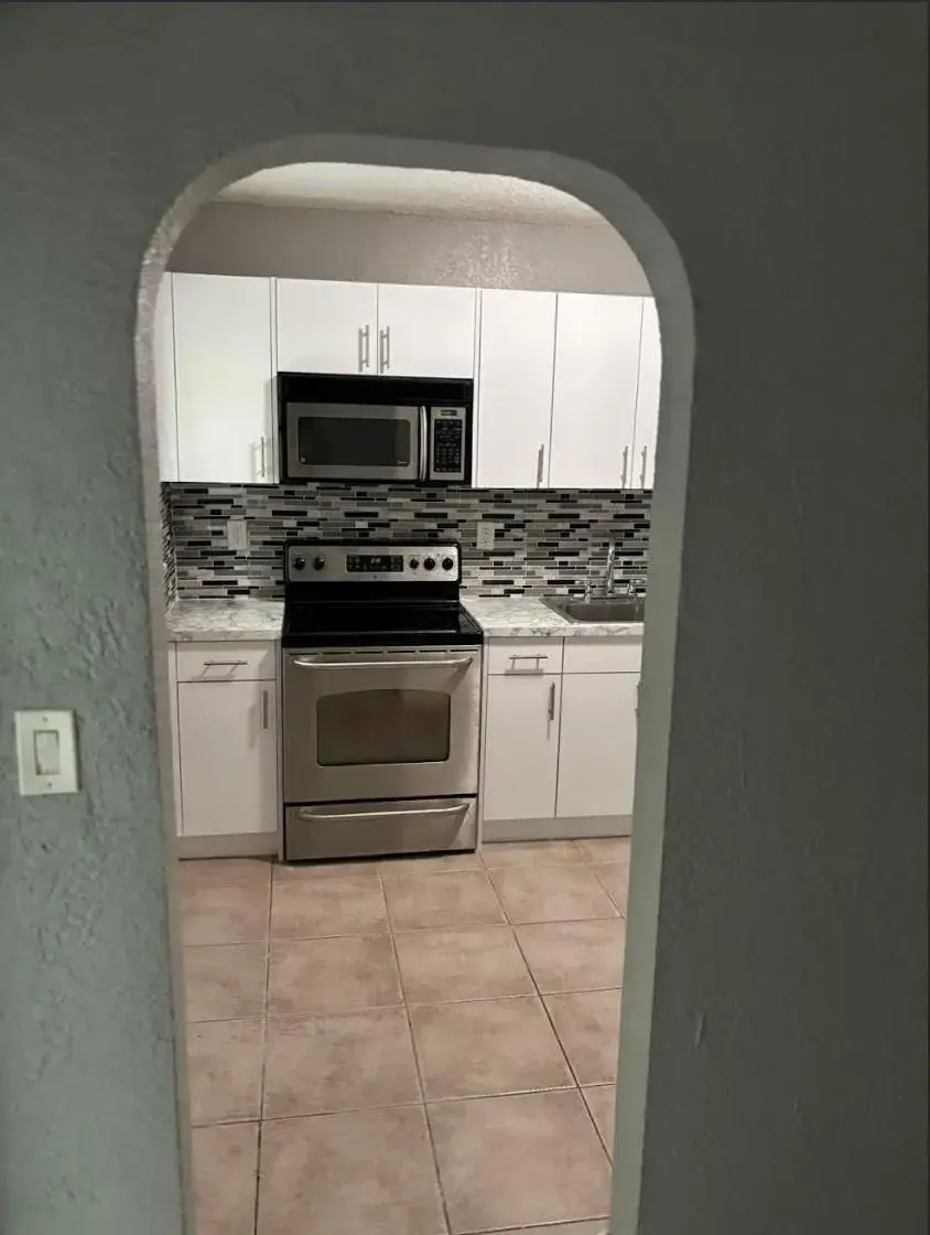 407 SE 3rd Avenue # B, Hallandale Beach FL 33009