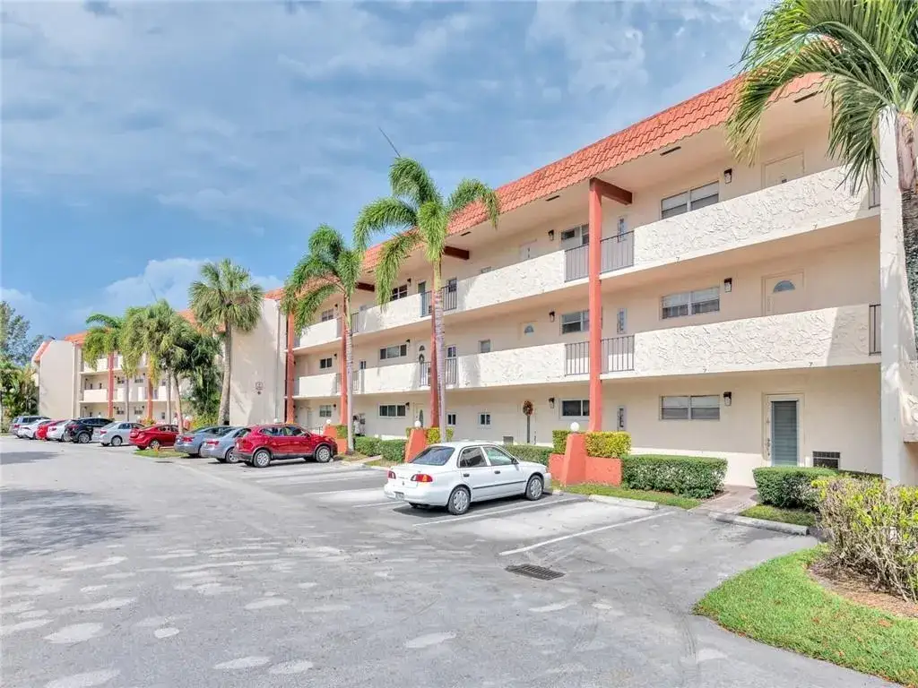 9800 N Hollybrook Lake Drive # 202, Pembroke Pines FL 33025