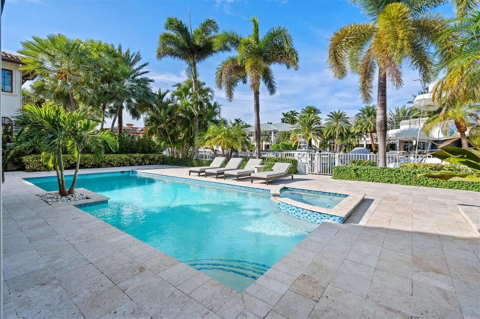 2325 NE 28th Street, Lighthouse Point FL 33064
