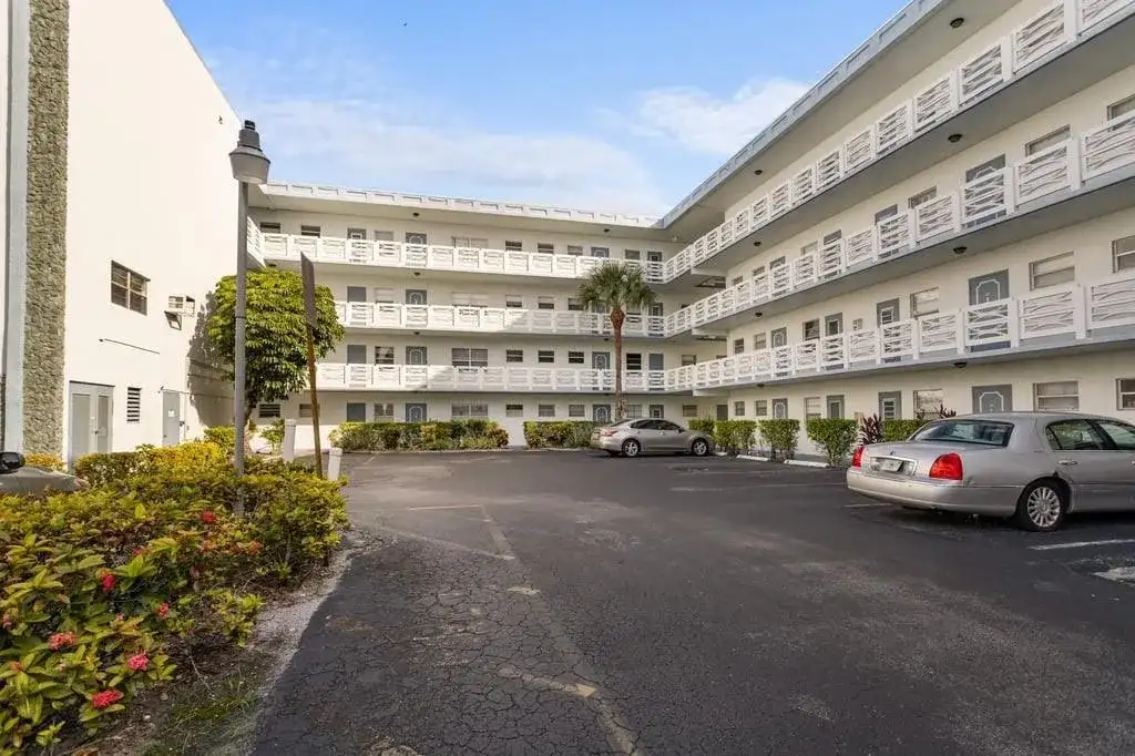 4090 NW 42nd Avenue # 309, Lauderdale Lakes FL 33319 photo 2