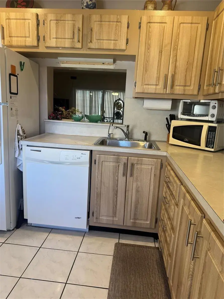 3940 NW 42 Avenue # 315, Lauderdale Lakes FL 33319