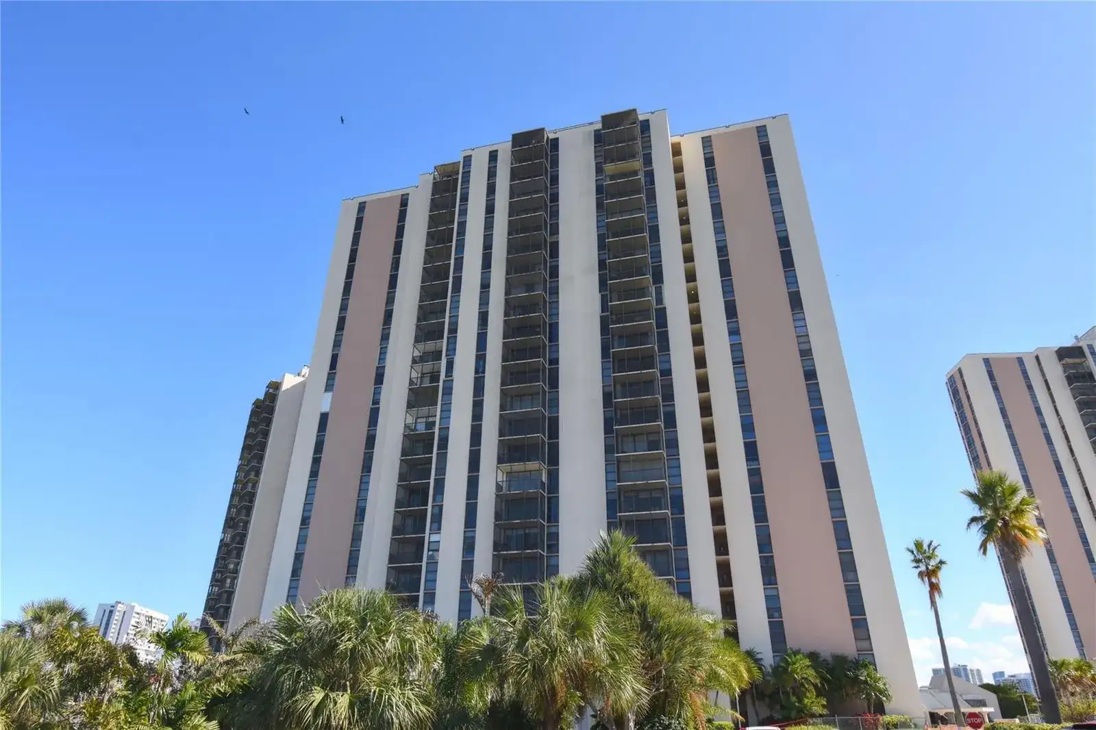 20301 W Country Club Drive # 930, Aventura FL 33180 photo 2