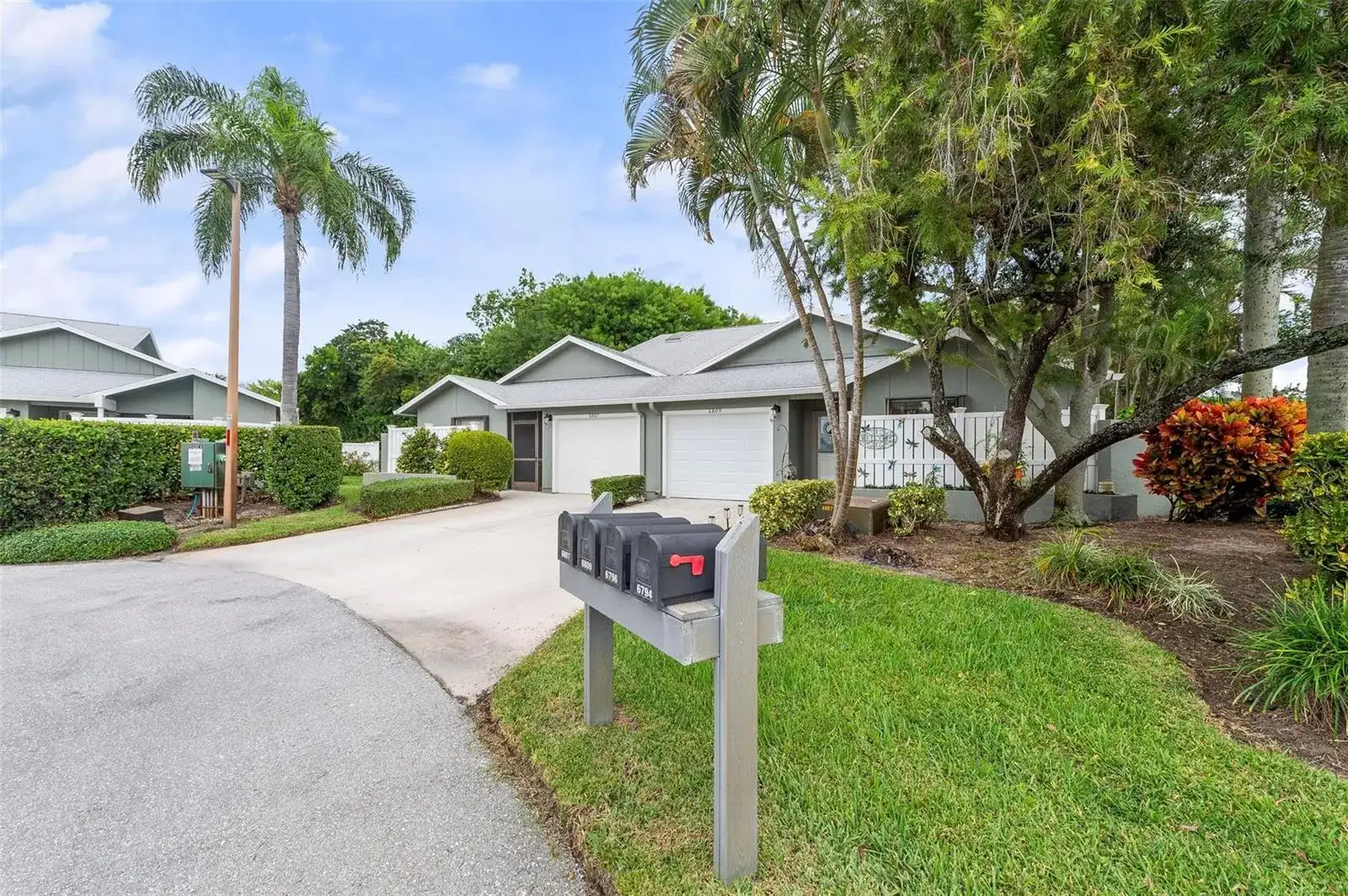 6809 SE Yorktown Drive, Hobe Sound FL 33455 photo 2