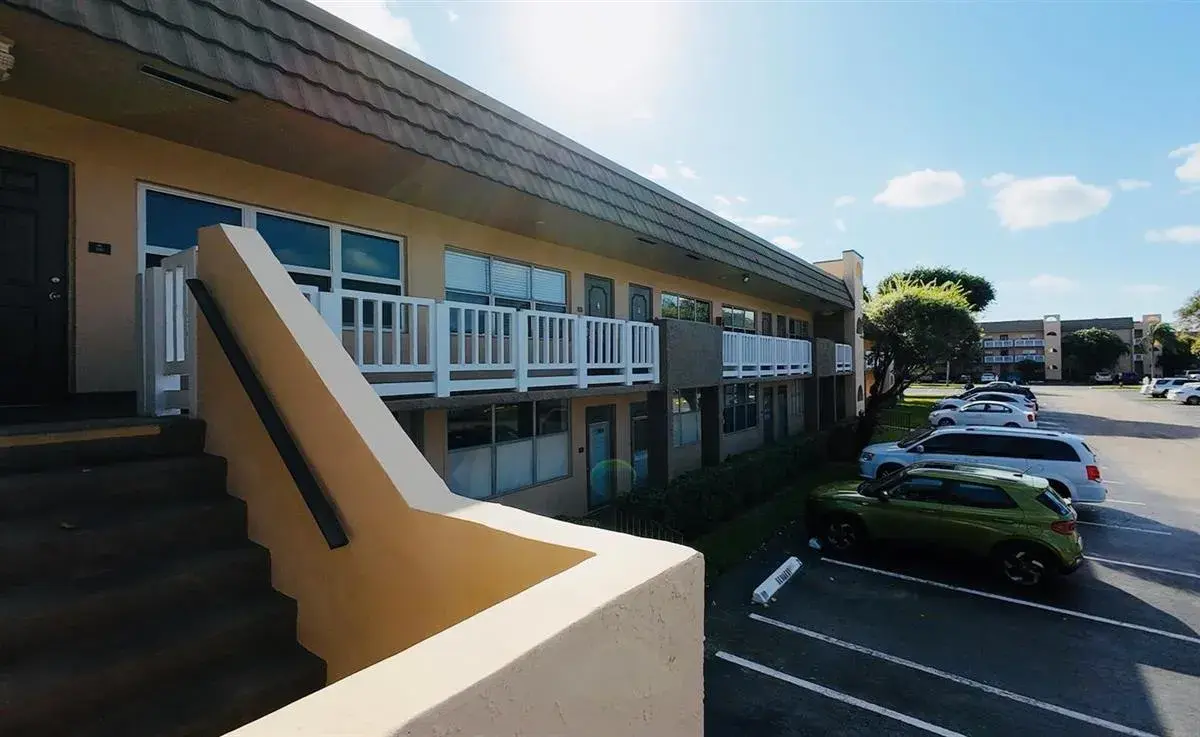 9101 Sunrise Lakes Boulevard, Sunrise FL 33322