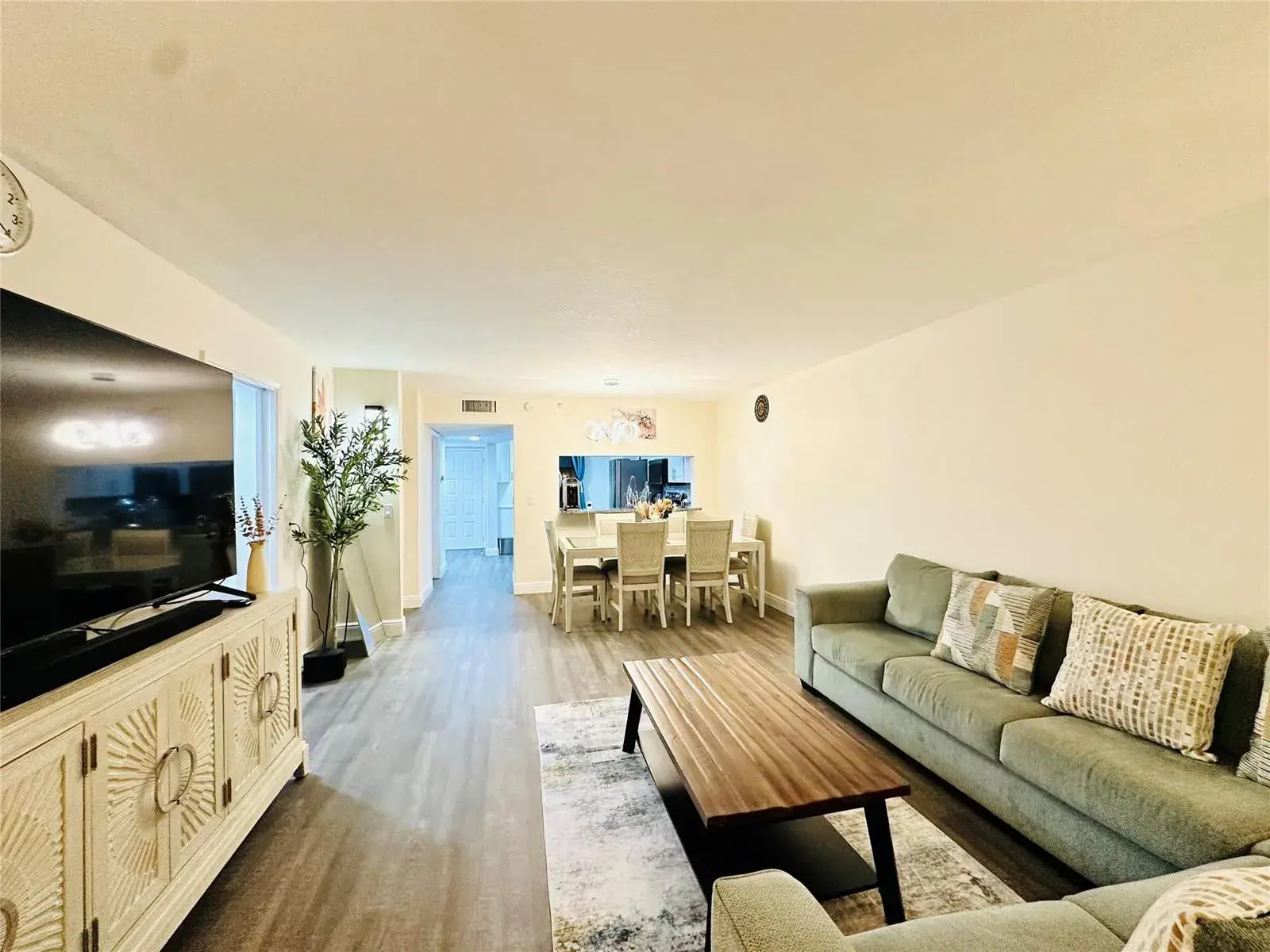 2200 S Cypress Bend Drive # 802, Pompano Beach FL 33069