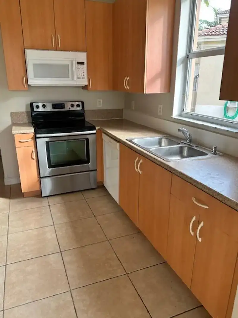 1008 NE 39th Avenue, Homestead FL 33033 photo 3