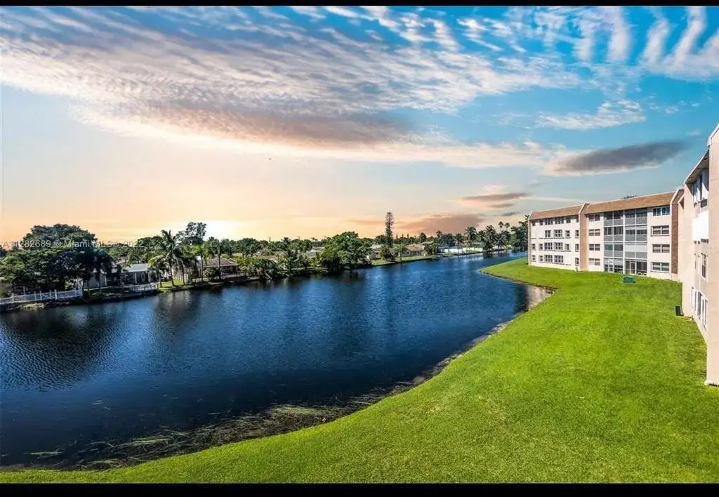 10442 Sunrise Lakes Boulevard # 312, Sunrise FL 33322 photo 2