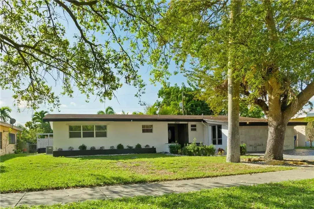 19340 NE 19 Avenue, North Miami Beach FL 33179 photo 2