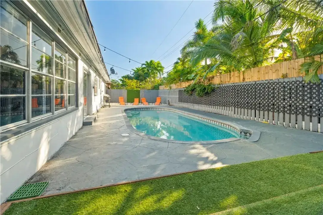 19340 NE 19 Avenue, North Miami Beach FL 33179 photo 3