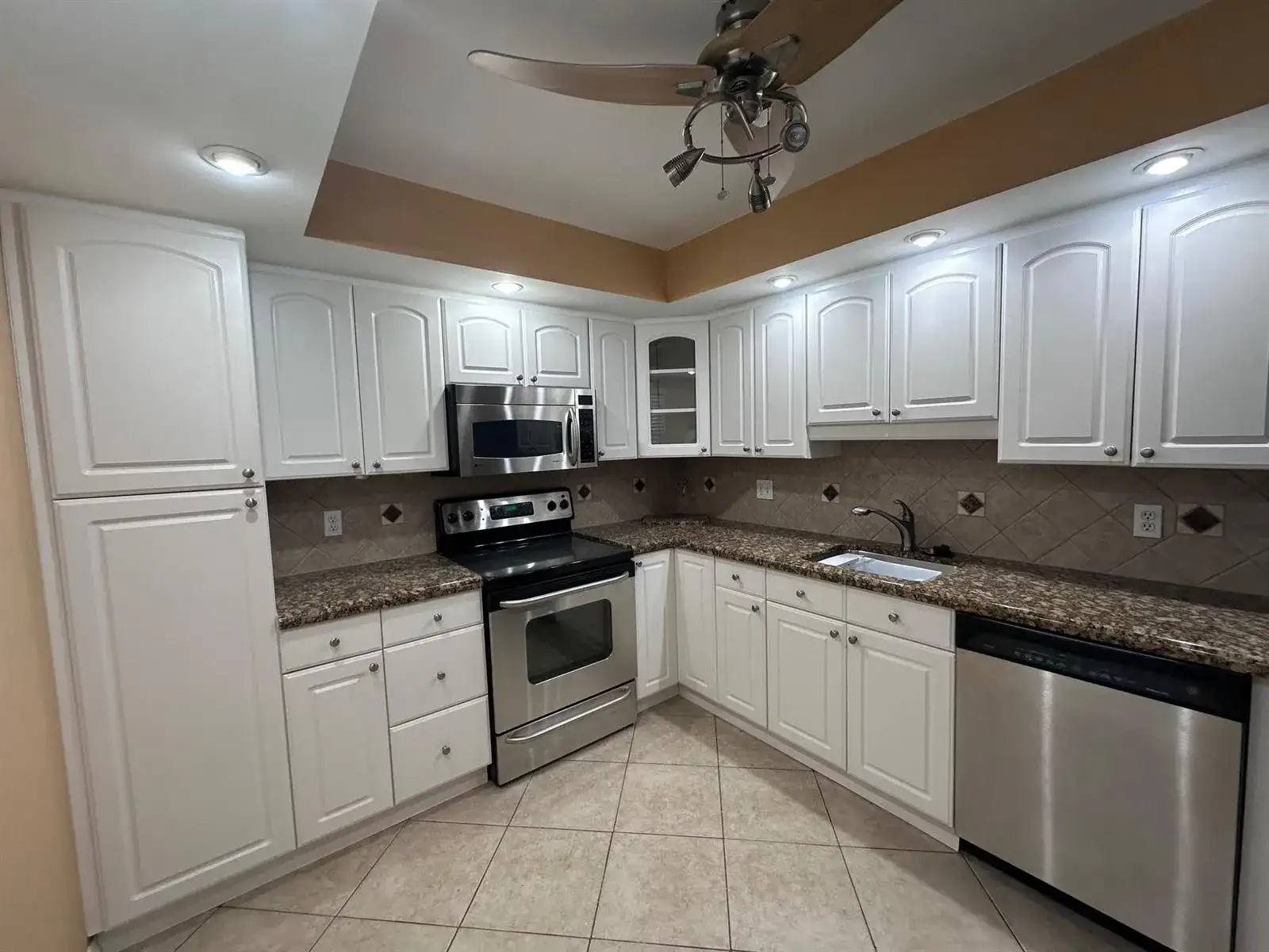 3850 Oaks Clubhouse Drive # 403, Pompano Beach FL 33069 photo 4