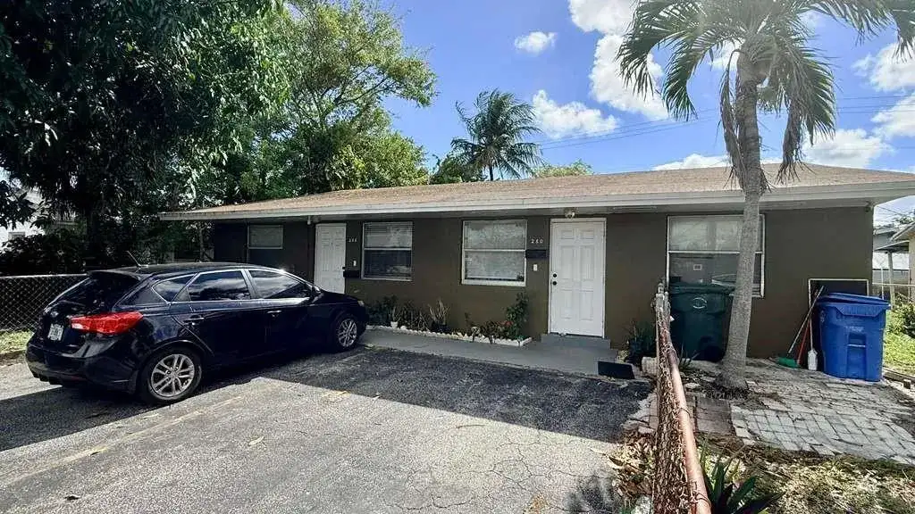 280 NE 40th Court, Oakland Park FL 33334 photo 2