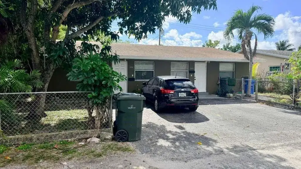 280 NE 40th Court, Oakland Park FL 33334 photo 3