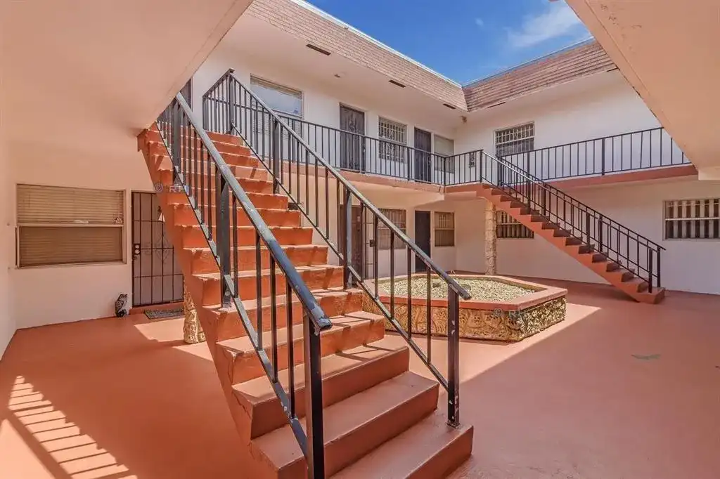 230 SW 1st Street # 8, Pompano Beach FL 33060