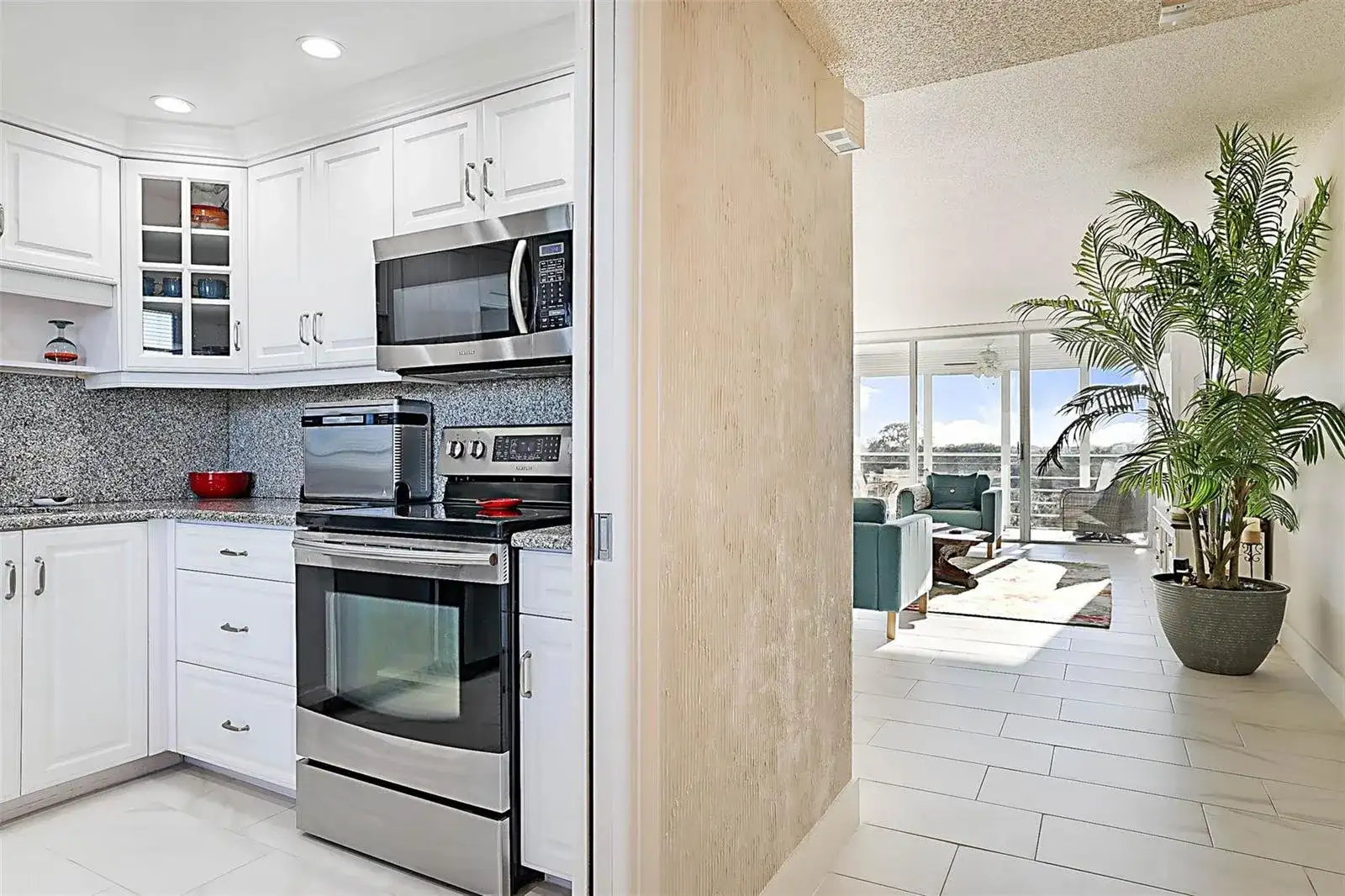 575 Oaks Lane # 703, Pompano Beach FL 33069 photo 4