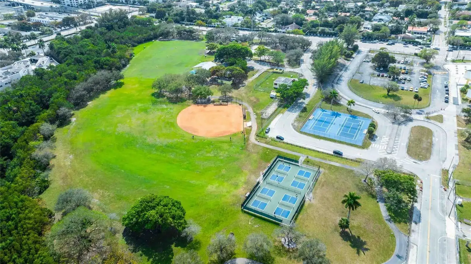 2515 NE 207th Street, Miami FL 33180 photo 2