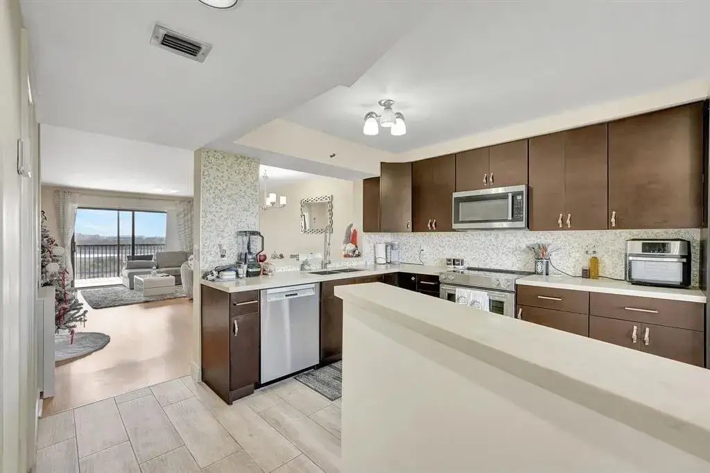 2200 S Cypress Bend Drive # 905, Pompano Beach FL 33069