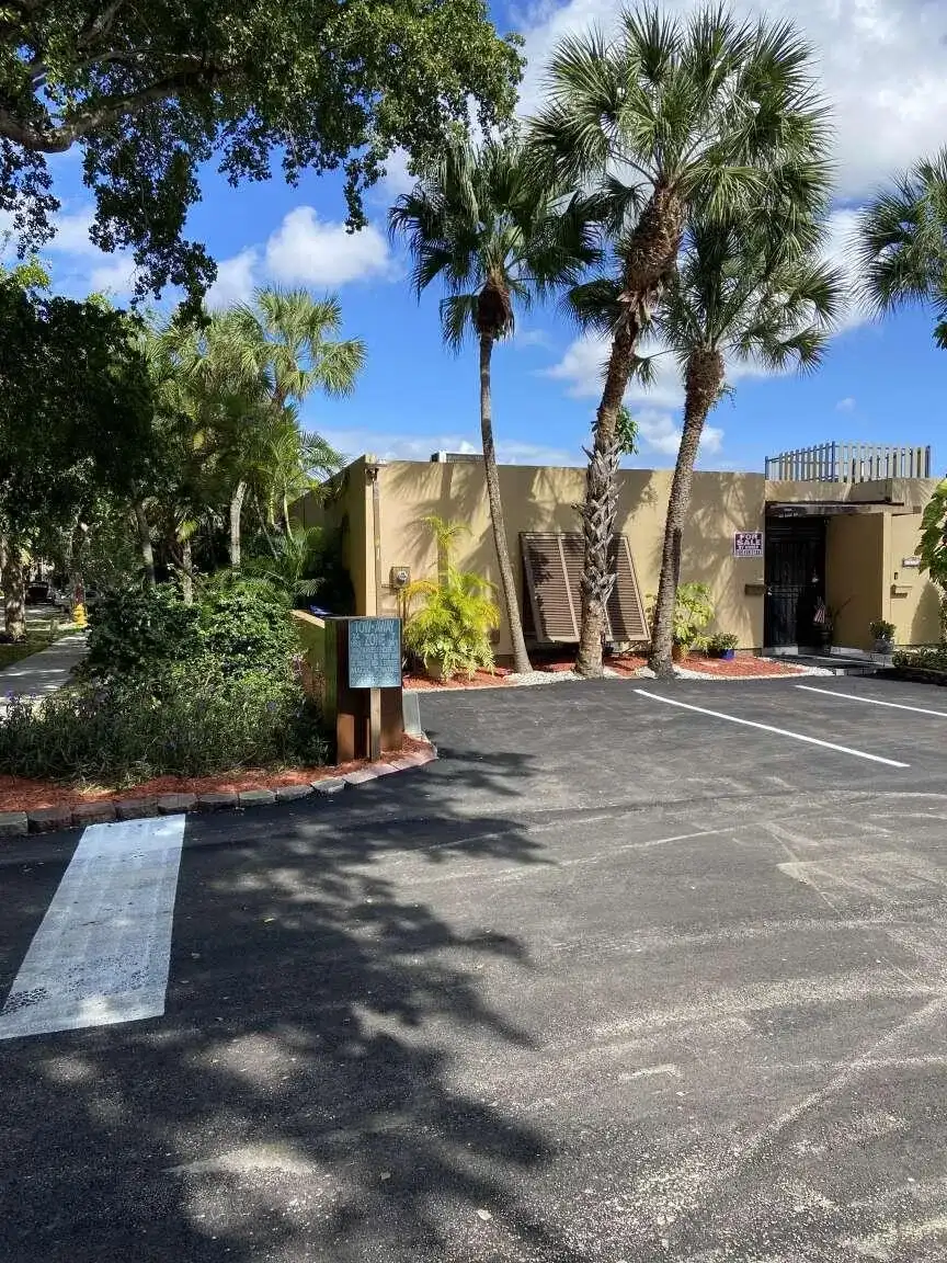 16023 Kingsmoor Way, Miami Lakes FL 33014