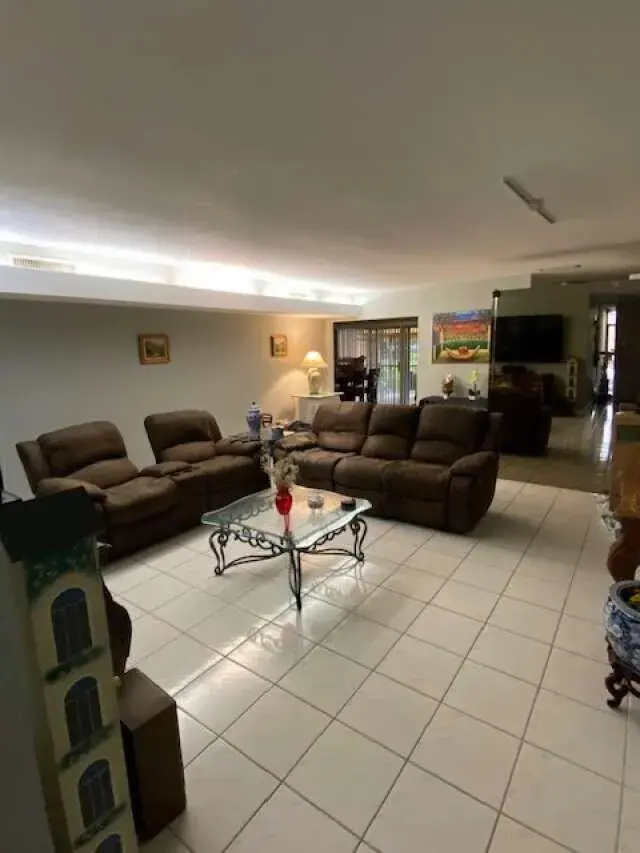 16023 Kingsmoor Way, Miami Lakes FL 33014