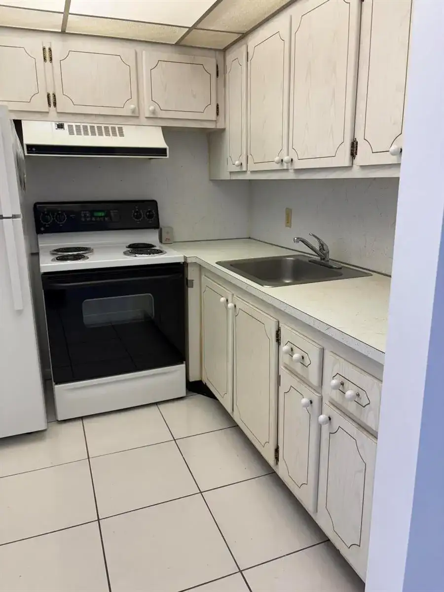 113 Berkshire E, West Palm Beach FL 33417 photo 2