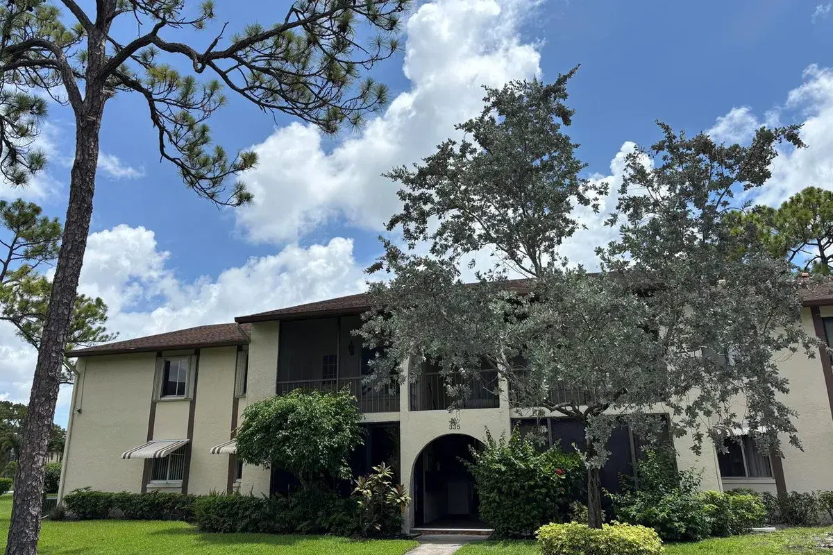 335 Knotty Pine Circle # D2, FL 33463