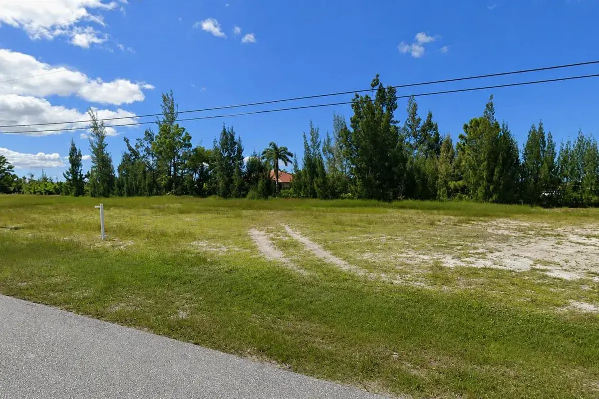 824 NE 23rd Terrace, Cape Coral FL 33909