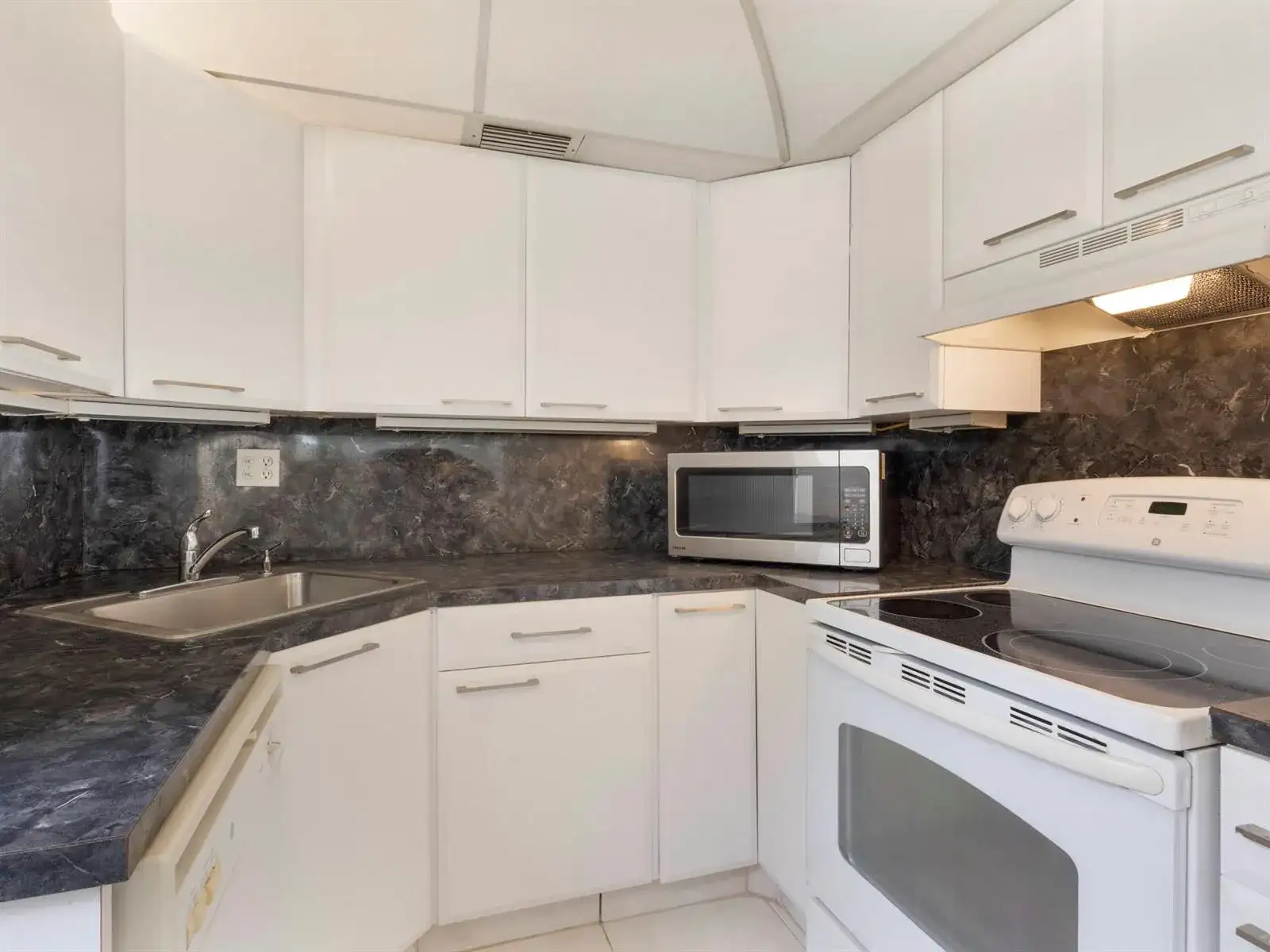 405 Burgundy I, Delray Beach FL 33484 photo 2