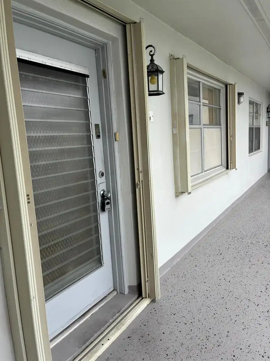 574 Burgundy L # 574, Delray Beach FL 33484 photo 2