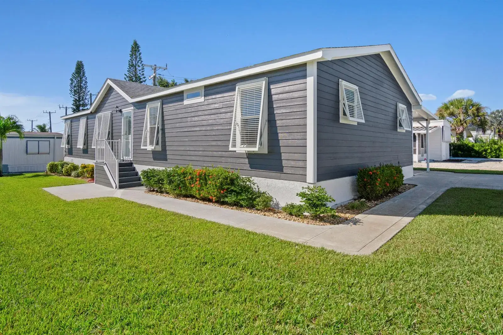 8328 SE Swan Avenue, Hobe Sound FL 33455 photo 2