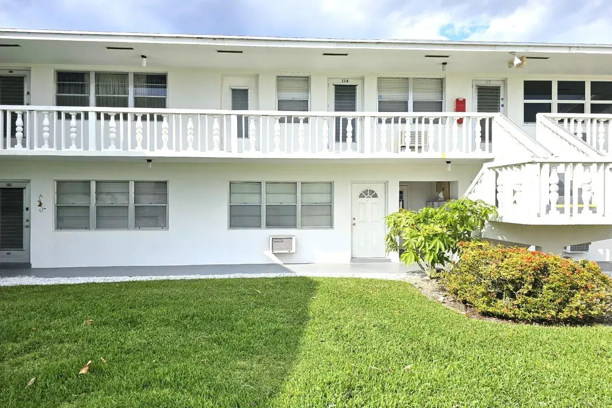 102 Easthampton E, West Palm Beach FL 33417