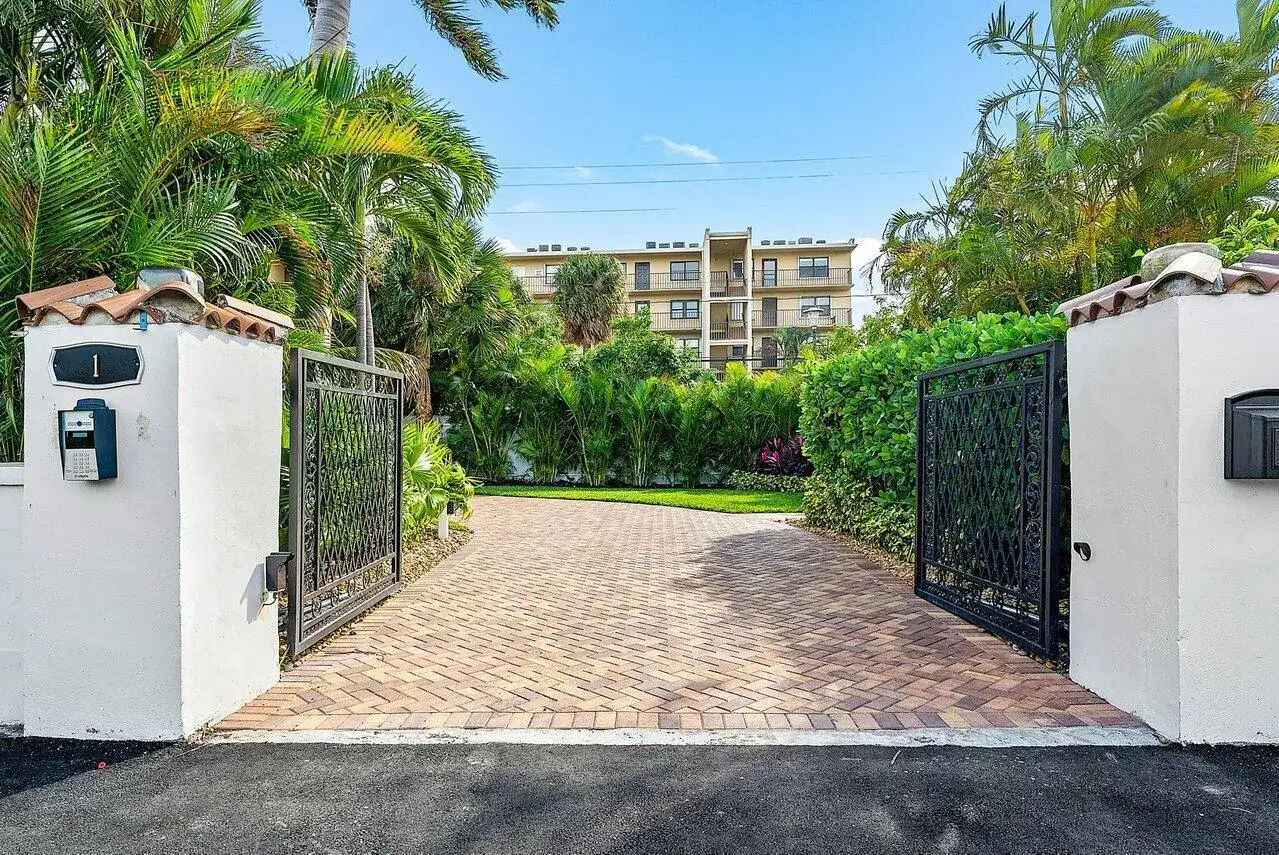 1 S 18th Avenue S, FL 33460 photo 2