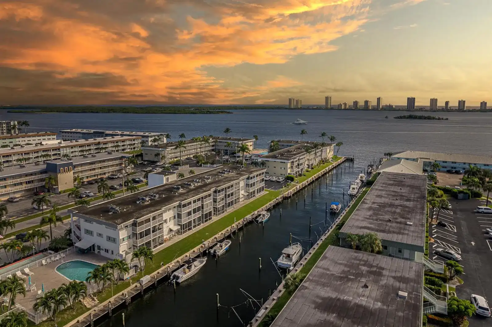 112 Doolen Court # 302, North Palm Beach FL 33408