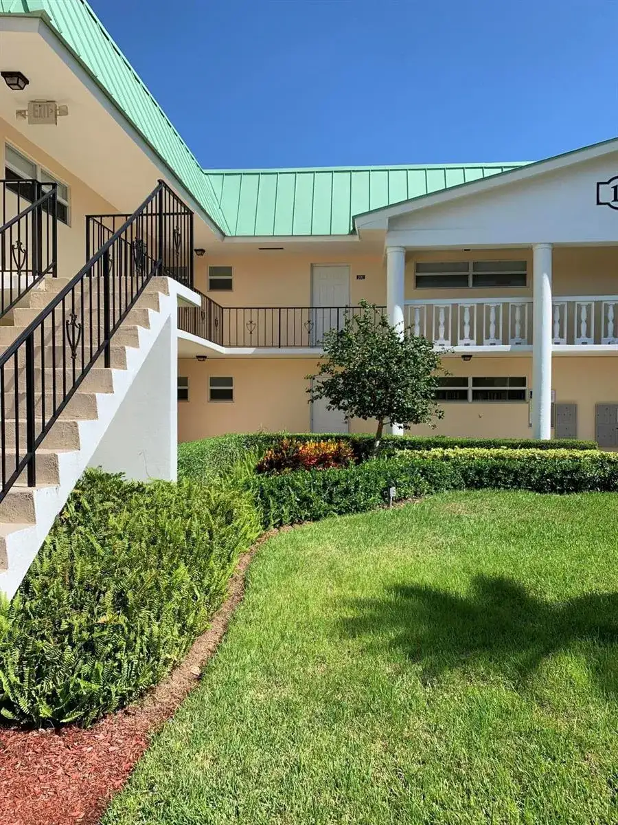 19 Colonial Club Drive Drive # 202, Boynton Beach FL 33435 photo 4