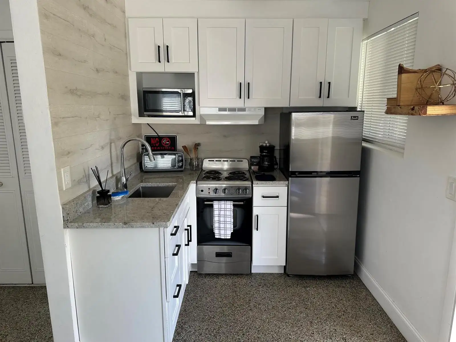 1258 Beach Road # 5, Singer Island FL 33404 photo 3