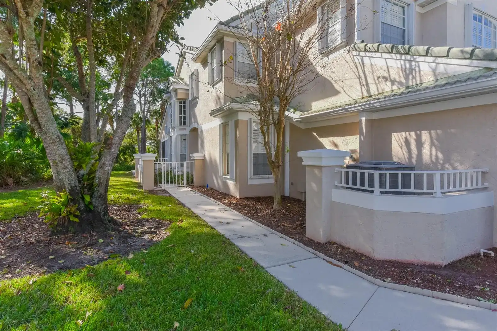 1567 SW Harbour Isles Circle, Port St. Lucie FL 34986 photo 2