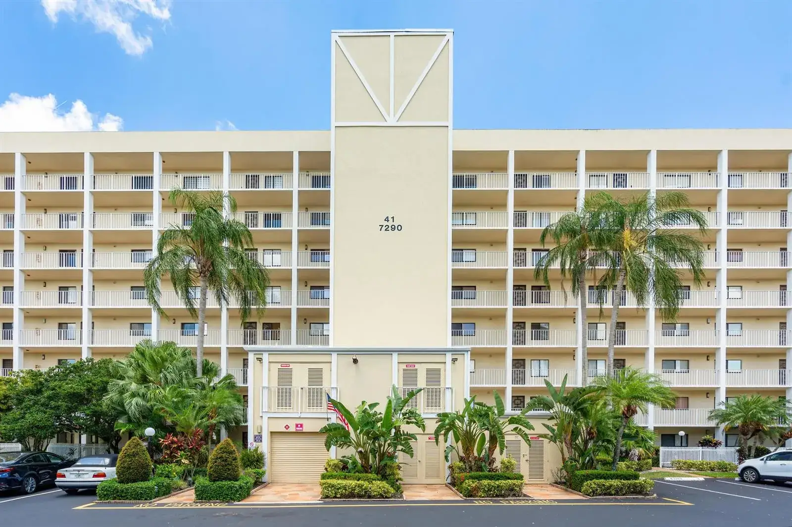 7290 Kinghurst Drive # 607, Delray Beach FL 33446